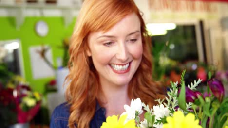 florista con flores en la mano