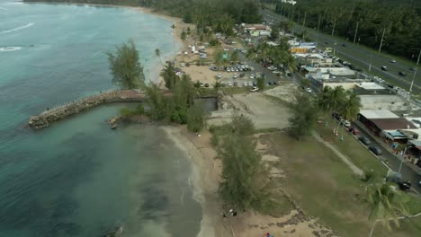 luquillo puerto rico kiosko de luquillo playa fortuna línea costera aérea volar sobre el atardecer día nublado 4k24