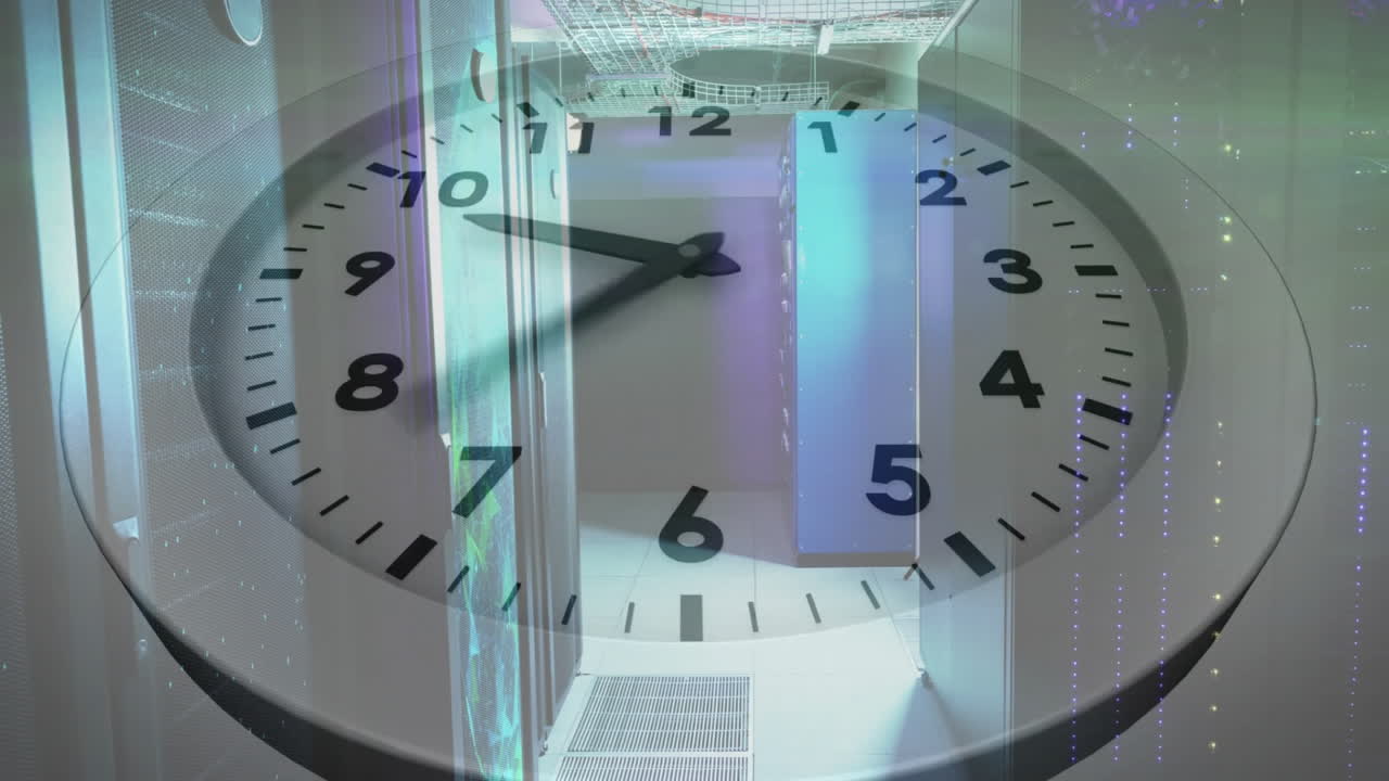 animación del reloj sobre la sala del servidor, indicando la gestión del tiempo en los centros de datos