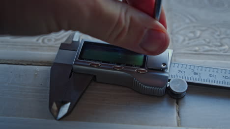 ingeniero que mide y calcula con una pinza