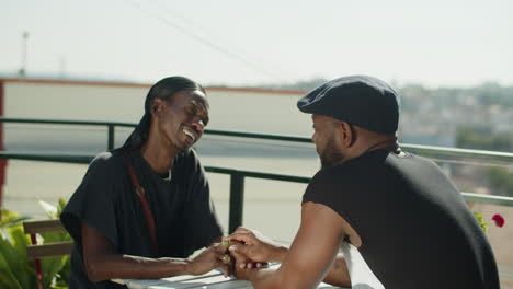 plano medio de una feliz pareja gay afroamericana saliendo al aire libre