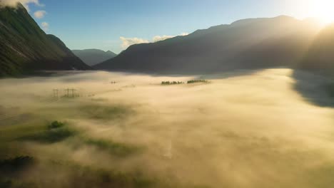 Niebla-Matutina-Sobre-El-Valle-Entre-Las-Montañas-A-La-Luz-Del-Sol.-Niebla-Y-Hermosa-Naturaleza-De-Imágenes-Aéreas-De-Noruega.