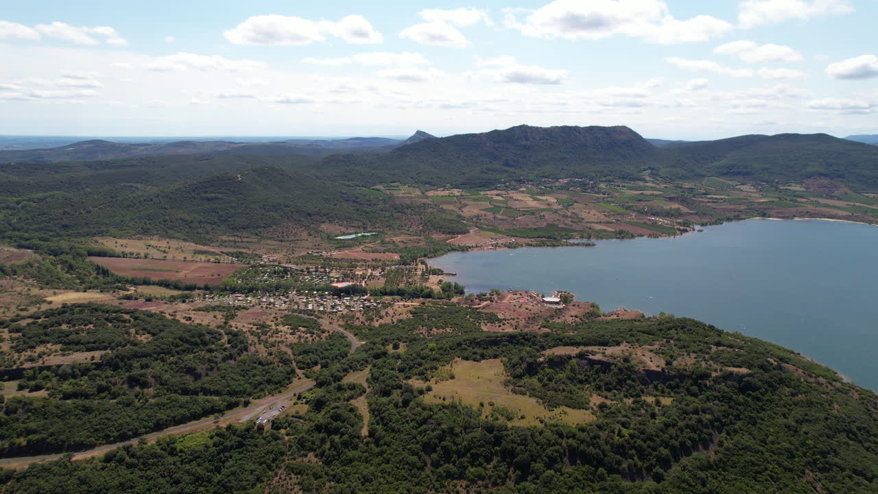 viejo pueblo de celles lago salagou fotografía aérea de un día soleado en francia