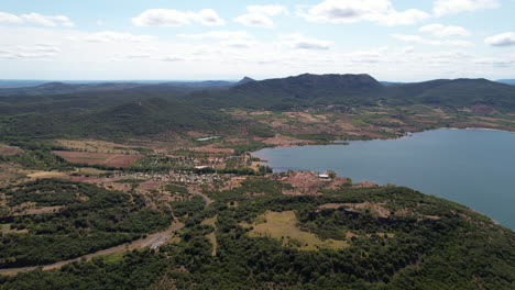 Celles-Altes-Dorf-Salagou-See-Luftaufnahme-Sonniger-Tag-Frankreich