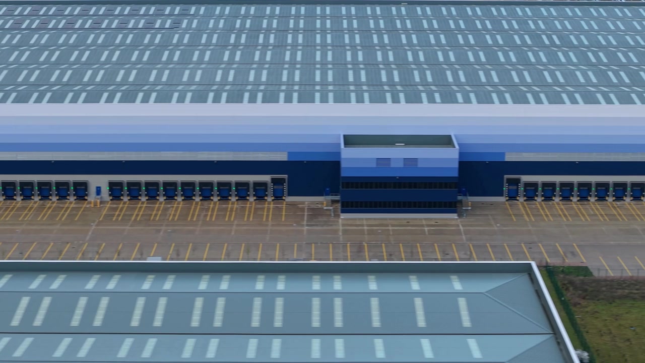 Luftfoto af den industrielle grænseflade for transport- og forsendelseslogistik.