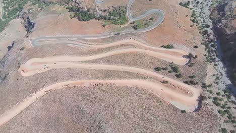 Carretera-Con-Curvas-Cerca-De-La-Ciudad-De-Hora-Sfakion-En-El-Suroeste-De-La-Isla-De-Creta