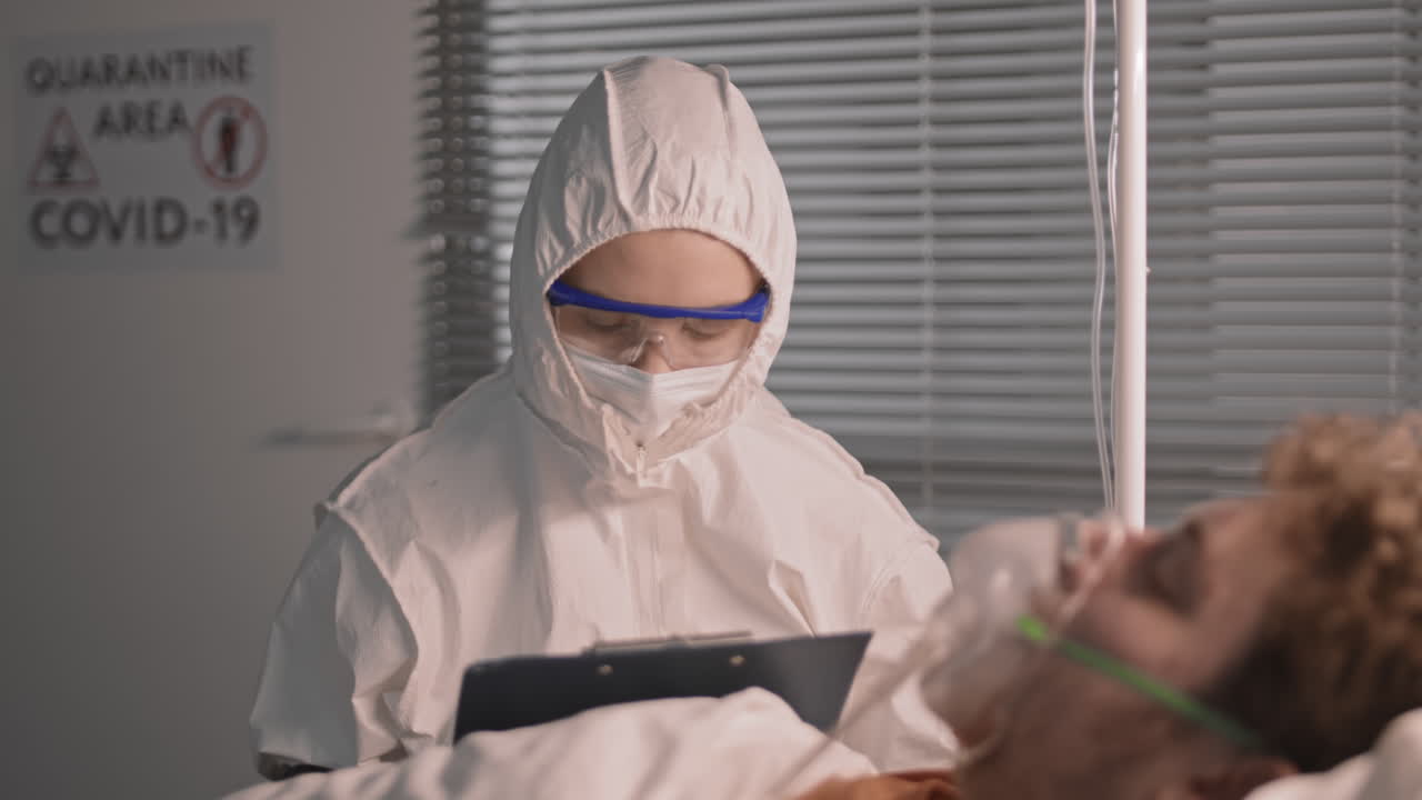 el médico toma notas sobre el estado del paciente