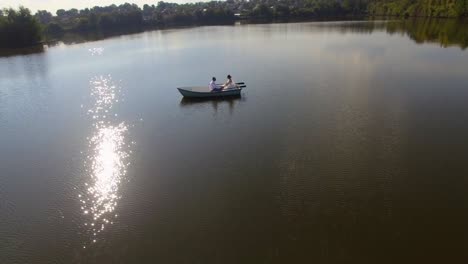 vista aérea de la novia y el novio en el barco 04