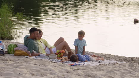 Family-having-picnic-on-the-beach