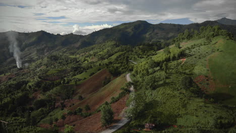 paisaje de valle de montañas aéreas con carretera durante sunet