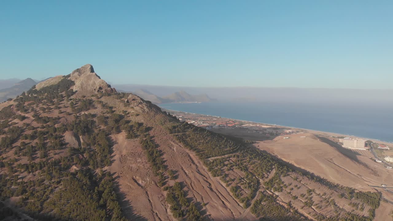 Ripresa aerea del paesaggio marino atlantico dalla vetta vulcanica di Porto Santo.