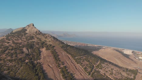 Toma-Aérea-Hacia-El-Paisaje-Marino-Atlántico-Desde-El-Pico-Volcánico-De-Porto-Santo