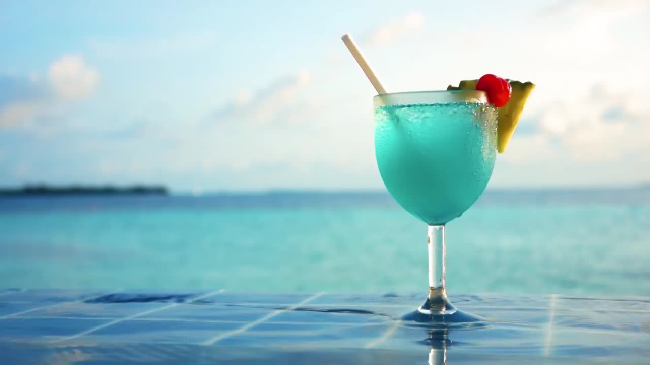 cóctel cerca de la piscina