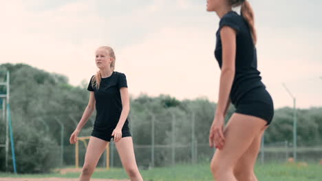 Frauen-Nehmen-An-Einem-Professionellen-Beachvolleyballturnier-Teil.-Eine-Verteidigerin-Versucht-Während-Der-2-Internationalen-Professionellen-Beachvolleyballturniere-Der-Frauen-Einen-Schuss-Abzuwehren.