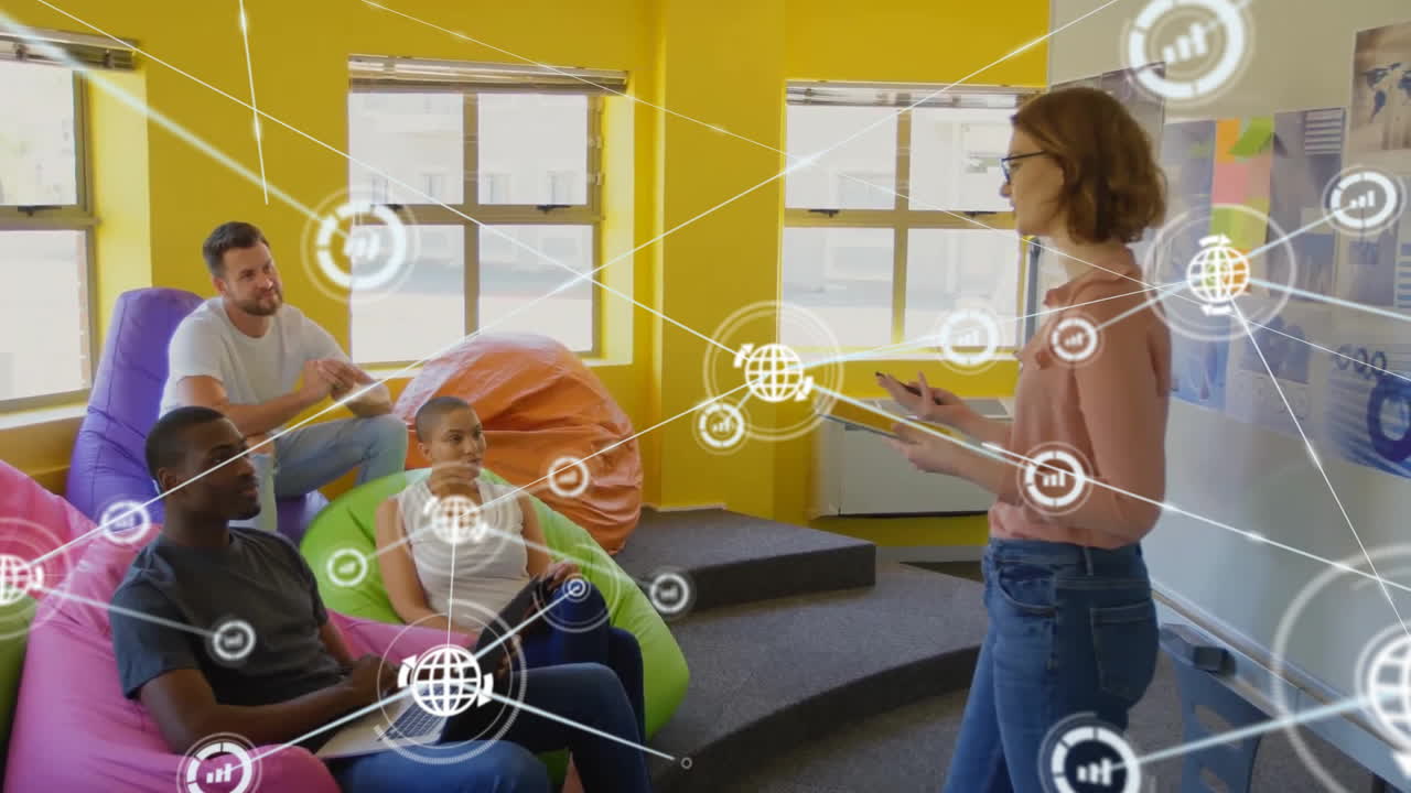 사무실에서 다양한 사업가들과의 아이콘과의 연결 네트워크의 애니메이션