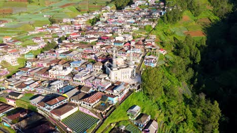 Drohnenaufnahme-Einer-Wunderschönen-Ländlichen-Landschaft-Und-Einer-Moschee-Mit-2-Minaretten-Am-Hang-Des-Mount-Sumbing,-Indonesien---Baituttaqwa-Moschee-Auf-Nepal-Van-Java,-Indonesien