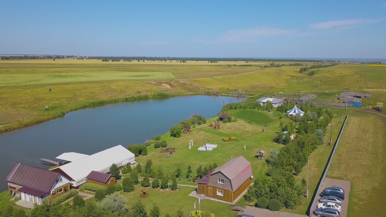 свадебное место с аркой и сиденьями на зеленом лугу верхний вид