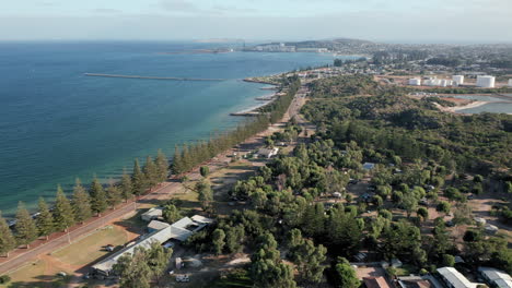 Vista-Aérea-De-La-Costa-De-Esperance,-Día-Soleado,-En-El-Oeste-De-Australia---órbita,-Disparo-De-Drones