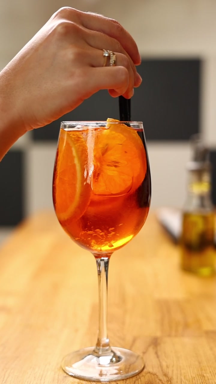 Portakal Dilimiyle Aperol Spritz Kokteyli Karıştıran El