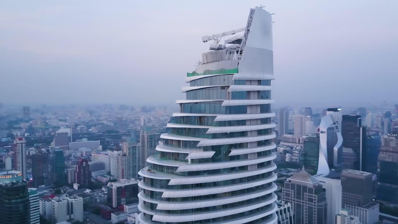 방 에서 건설 중 인 나선형 마천루 의 공중 사진