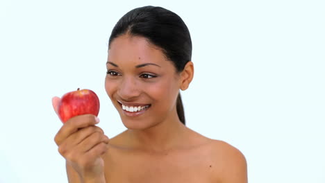 mujer feliz mostrando manzana roja en la cámara