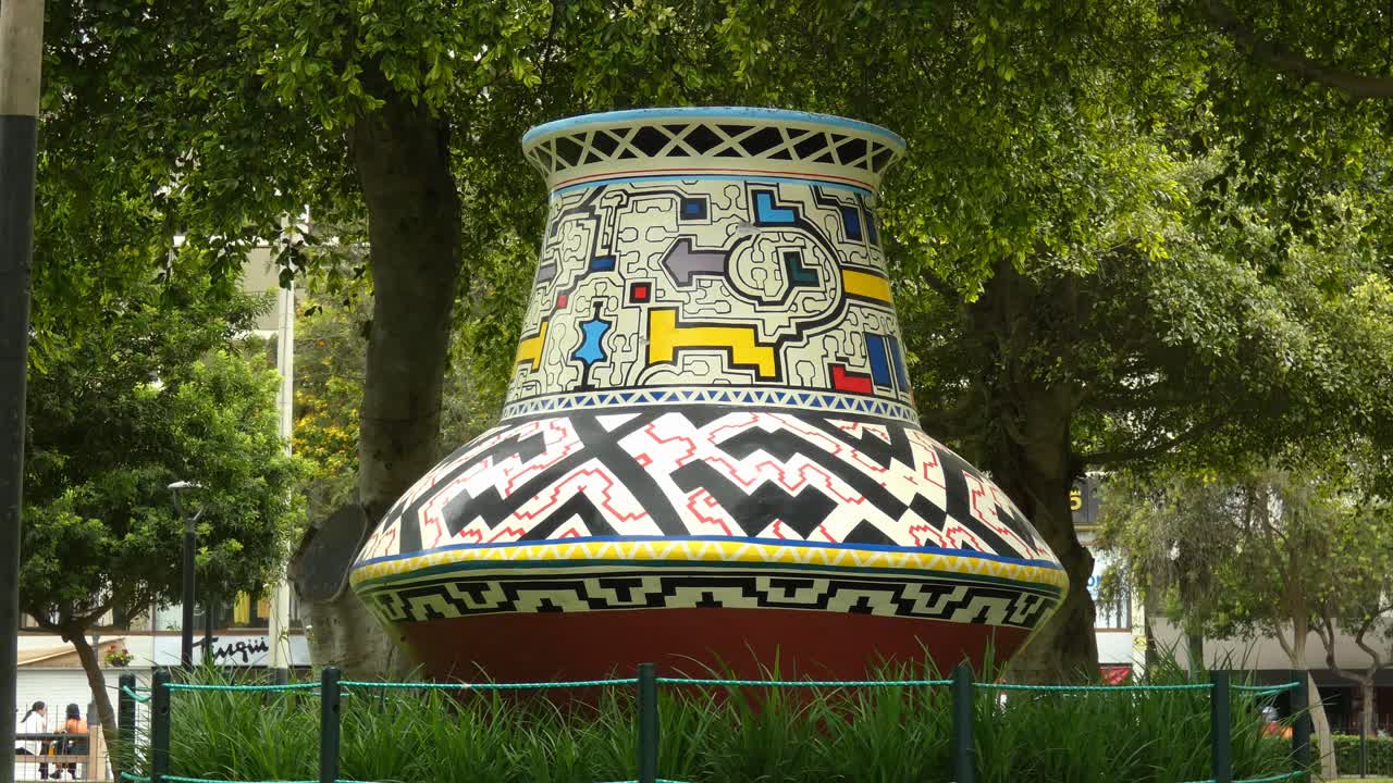un gran jarrón de decoración artística en un parque público llamado "parque kennedy" ubicado en lima, perú, en el distrito de miraflores