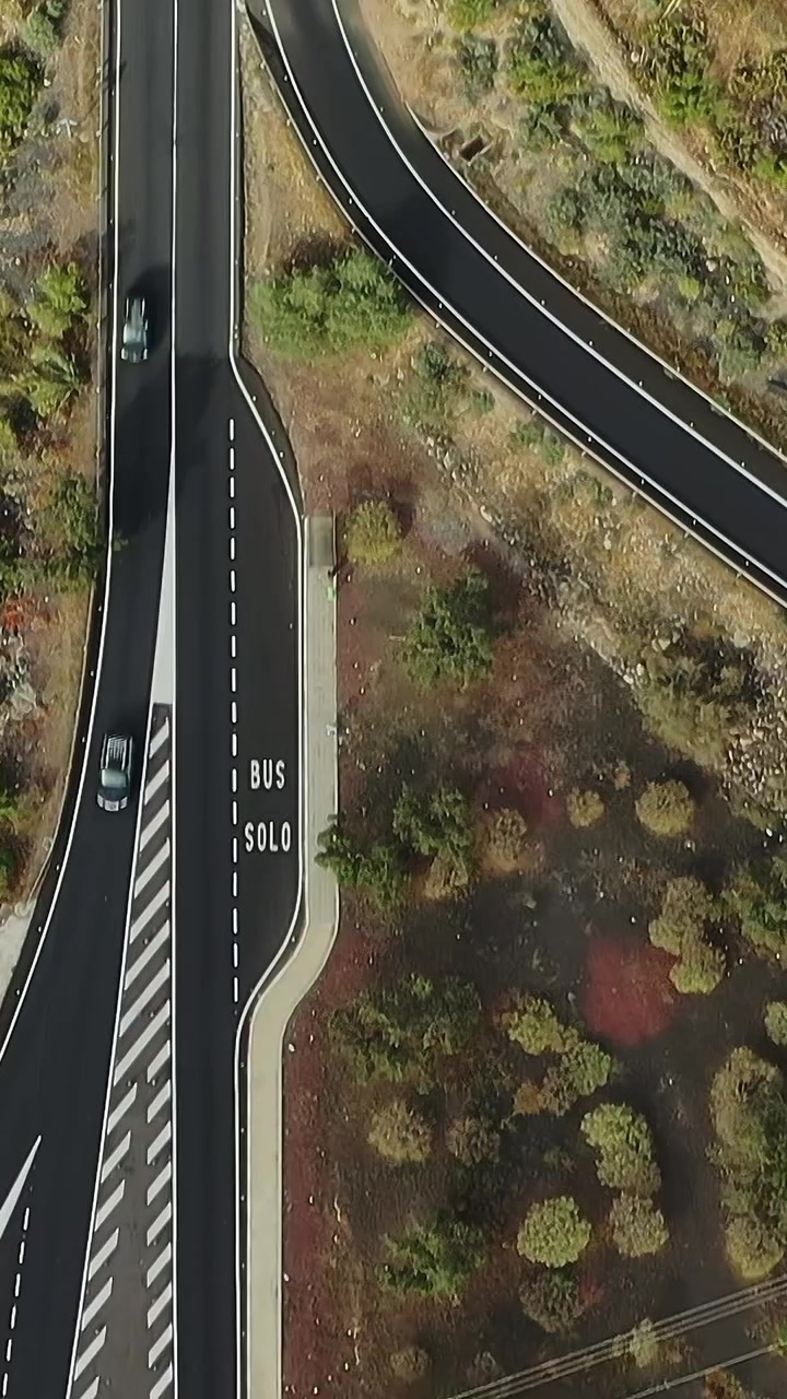Traffico sulle strade di Tenerife, Spagna, durante le ore diurne