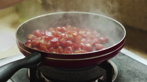 Sprühen-Sie-Olivenöl-Auf-Die-Pfanne,-Um-Die-Tomaten-Zu-Braten