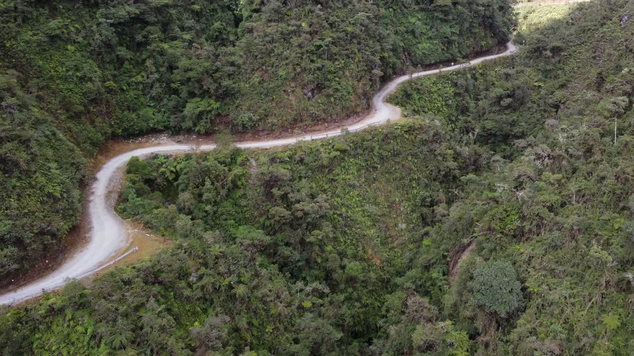 vuelo bajo hasta el valle estrecho y empinado, la carretera de la muerte de yungas, la montaña de bolivia