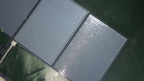 vista aérea de granjas solares flotantes o paneles solares en el agua en un complejo industrial.