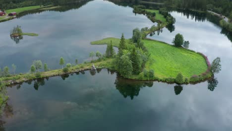 Luftaufnahme-Der-Kleinen-Insel-Im-See