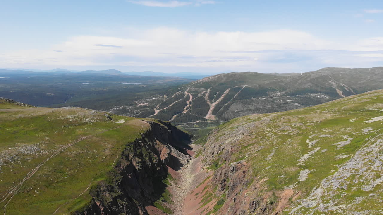 toma aérea de un hermoso y remoto paisaje montañoso en suecia