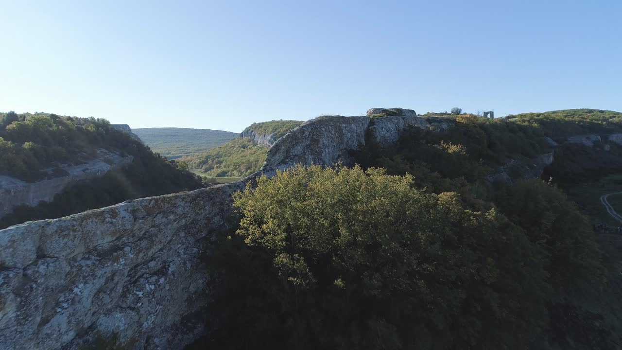 воздушный вид на скалистый скал с древними руинами