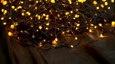 una pila de cálidas luces amarillas de navidad