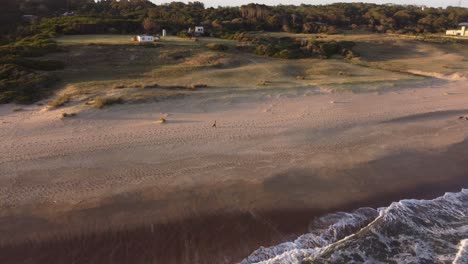 Morgenspaziergang-An-Einem-Abgelegenen-Strand-Bei-Sonnenaufgang