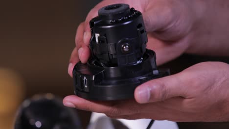 técnico reparaciones de cámaras de seguridad video de stock