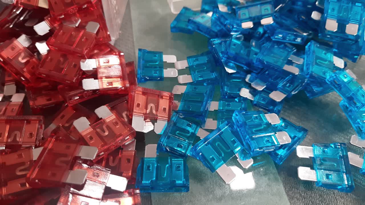 fusible de hoja de disyuntor de bajo voltaje para seguridad utilizado en la industria automotriz y otras industrias también codificado por colores para una fácil identificación de amperios, un conjunto de fusibles electrónicos multicolores