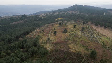 Retroceso-Aéreo-Sobre-Castro-De-San-Cibran-En-Lás-En-Ourense,-Galicia,-España