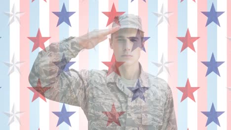 Animación-De-Estrellas-Coloreadas-En-La-Bandera-Estadounidense-Y-Soldado-Saludando-Sobre-Fondo-De-Rayas