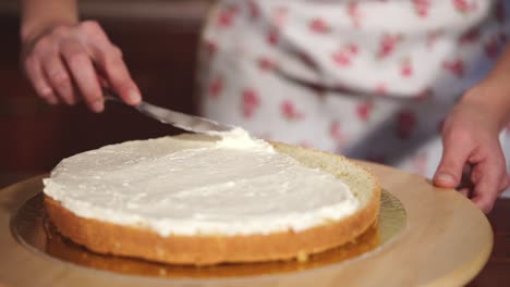 mujer decorando un pastel de capas