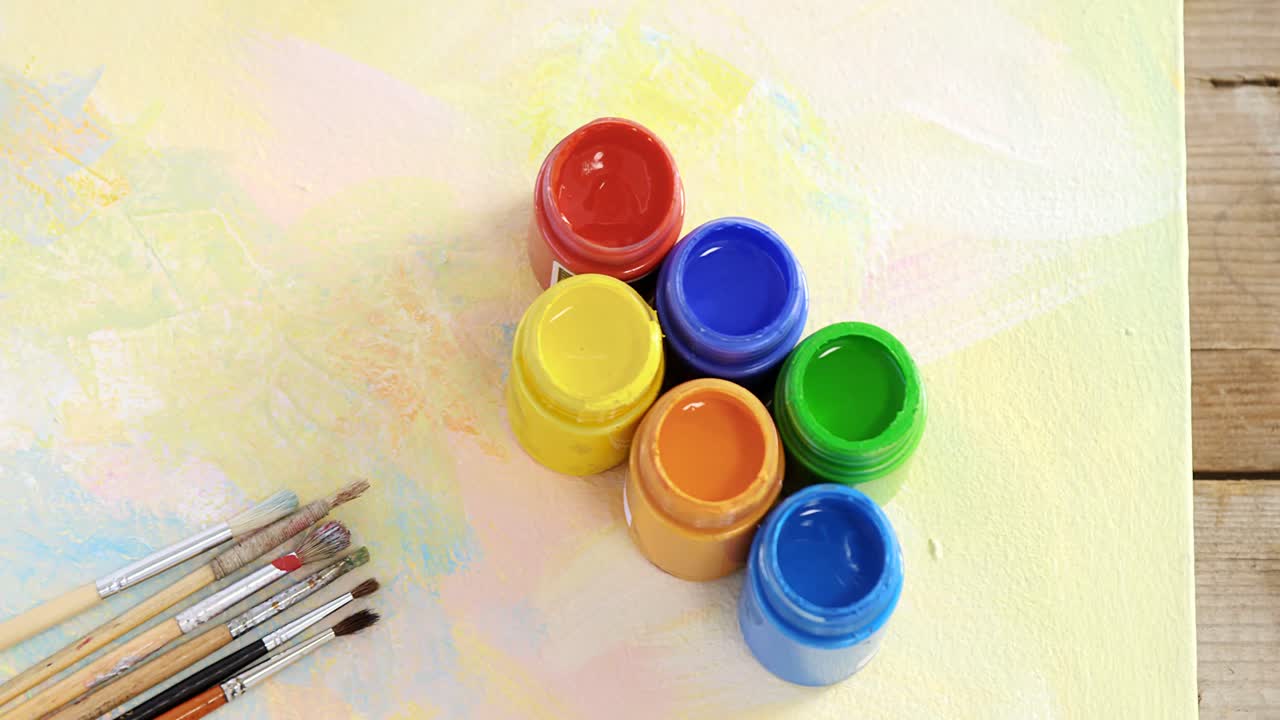 pintura de acuarela y pinceles en lienzo