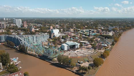 El-Desafio-Roller-Coaster-At-Parque-de-la-Costa-With-A-View-Of-Lujan-River-In-Tigre,-Argentina