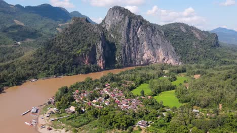 vista aérea del río mekong junto a la ciudad de la aldea local y los acantilados en luang prabang