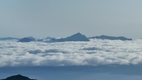 Lecho-De-Nubes-Sobre-Picos-En-Lonketinden,-Senja,-Noruega