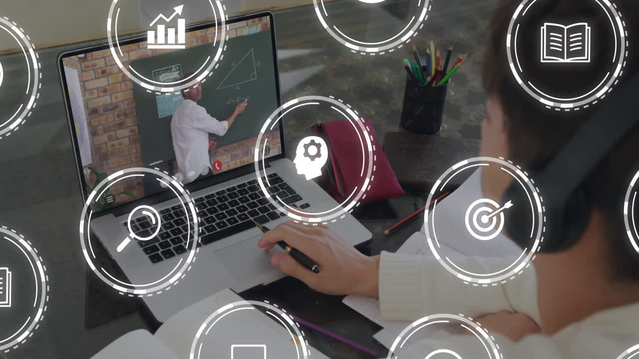 Studente delle scuole superiori che indossa cuffie e risolve problemi di matematica su un laptop, con icone di e-learning fluttuanti.