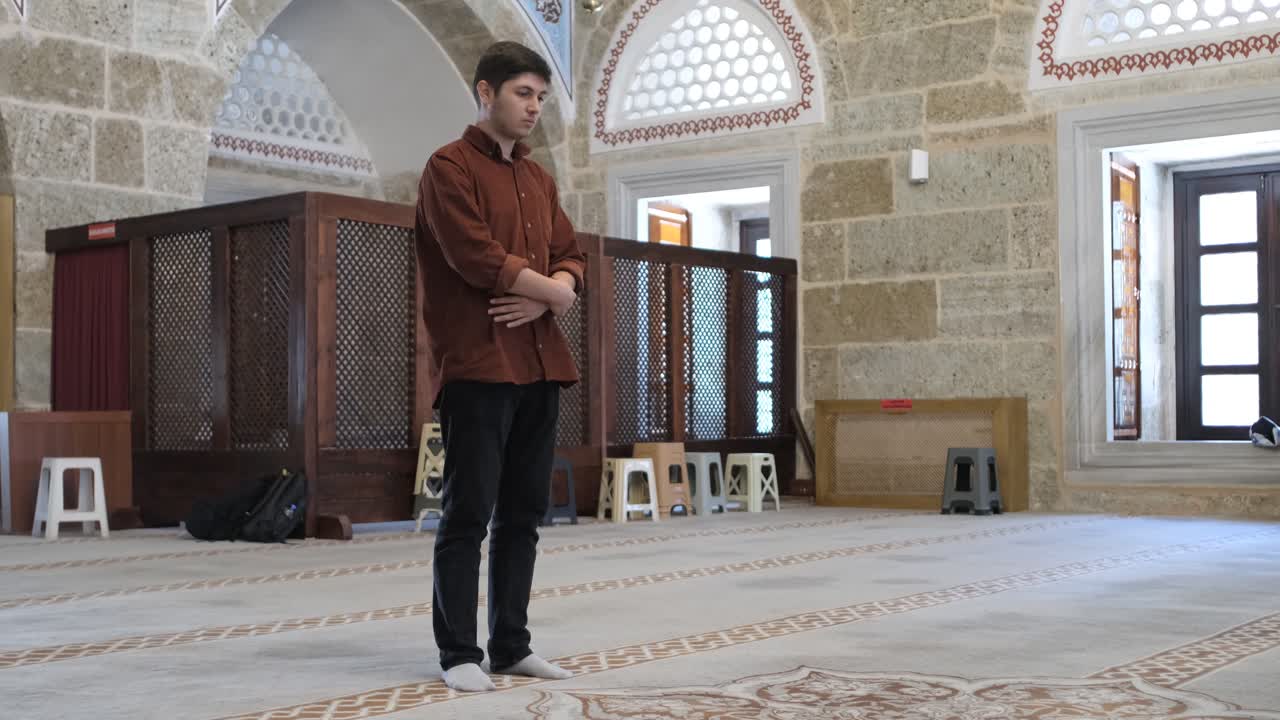 무슬림 남자가 기도를 시작합니다.