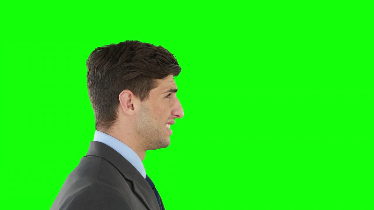 un joven empresario tiene dolor de cabeza.