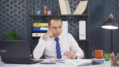 un hombre de negocios que tiene una crisis nerviosa.