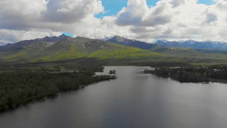 video de drones de 4k de montañas alrededor del lago otto cerca de healy, alaska en un día soleado de verano