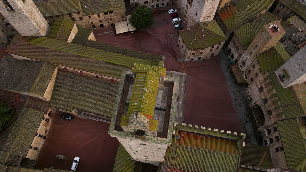 이탈리아 토스카나 산 지미냐노에 있는 고대 탑의 하향식 전망 - 드론 샷